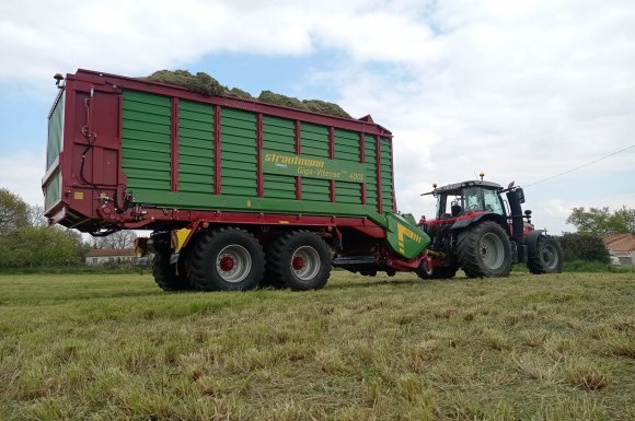 ensilage d'herbe - travaux agricoles 79 - autochargeuses strautmann - sas migaud