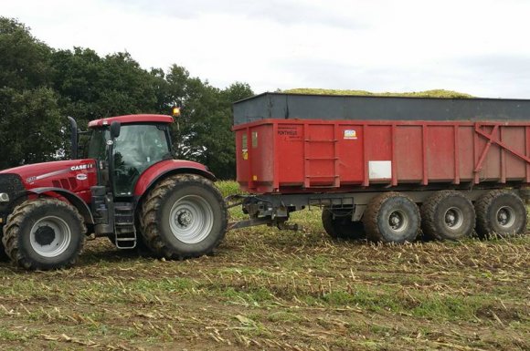 Faites nous transporter vos semences, vos fumiers, vos ensilages. Nous sommes équipés d'une benne 24T de la marque Ponthieux. Déplacement Deux-Sèvres (79) et Vienne (86)