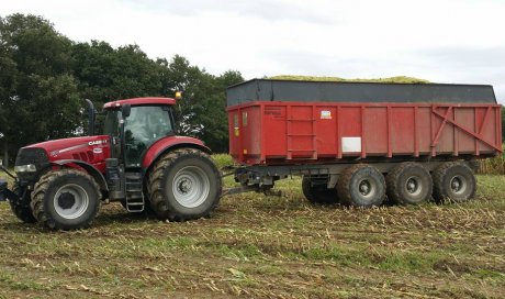 Faites nous transporter vos semences, vos fumiers, vos ensilages. Nous sommes équipés d'une benne 24T de la marque Ponthieux. Déplacement Deux-Sèvres (79) et Vienne (86)